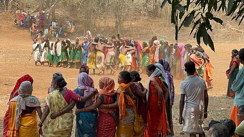 छत्तीसगढ़ के नारायणपुर जिले में स्थित अबूझमाड़ के होरादी गावं में दो दिवसीय नेतुरगुंडे पेन करसाड़ यानी आदिवासियों महोत्सव में नृत्य करते आदिवासी, फोटो- अंकुर तिवारी