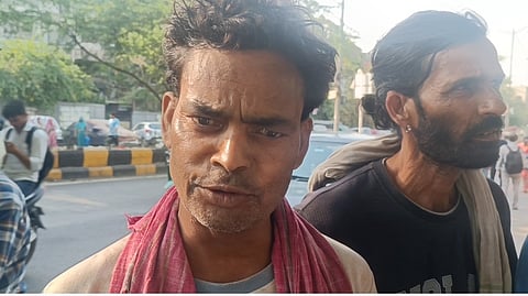 तारा चौक अपार्टमेंट के पास लेबर चौक पर एक श्रमिक, फोटो : विवेक मिश्रा