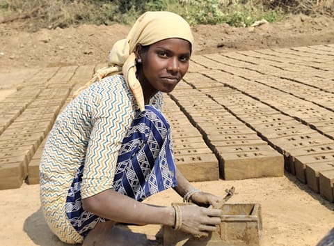 भट्ठों पर काम आमतौर पर जून-जुलाई तक चलता है, लेकिन मौसम की अनिश्चितता मजदूरों की कमाई को और अस्थिर बना देती है। फोटो: मीनाक्षी अंबेडकर