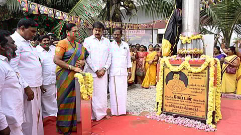 DMDK general secretary Premalatha Vijayakant paying floral respects to late husband and DMDK founder Vijayakant.
(Photo: X/@PremallathaDmdk)