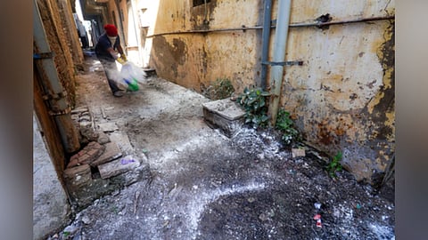 Visual of a cleanliness worker disinfecting a street in Indore