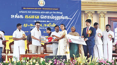 Chief Minister MK Stalin distributing a kit to a SHG field worker of the survey at an event