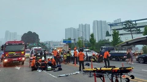 Bus plows into pedestrians in Seoul