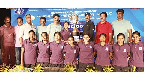 VIT Vice-Chairman GV Selvam and District Police Superintendent A Myilvaganan present the championship trophy to the winning Dr. Sivanthi Club team