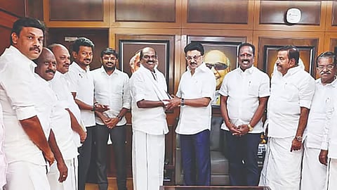 R Vaithilingam formally joins DMK