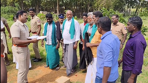 Sugarcane farmers wave black flag against CM Stalin