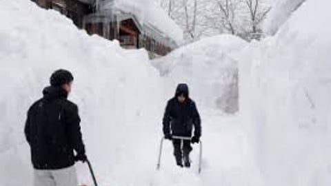 Heavy snow in northern Japan