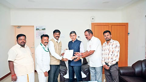 Representatives of the weavers’ association submitting a memorandum to Governor RN Ravi in Salem on February 6
