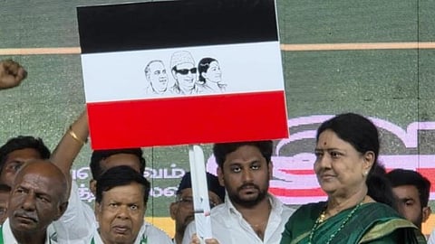 VK Sasikala unveiling the party's flag in Kamudhi on Tuesday