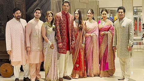 Arjun Tendulkar, Saaniya Chandhok pose for family picture