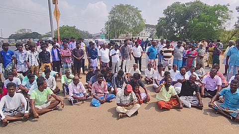 Relatives and supporters of the victim Akash protesting in Manamadurai in Sivaganga on Sunday