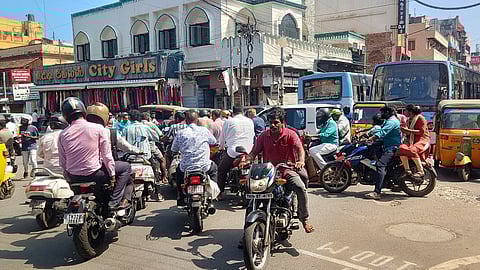 Chaotic movement of traffic at the junction of Triplicane High Road and Bharati Salai
