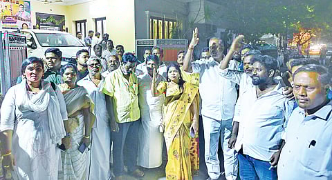 Supporters of former Chief Minister Narayanasamy protesting against PCC chief V Vaithilingam in Puducherry on Monday