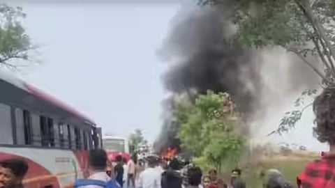 Six killed after car collides with private bus, catches fire in Karnataka