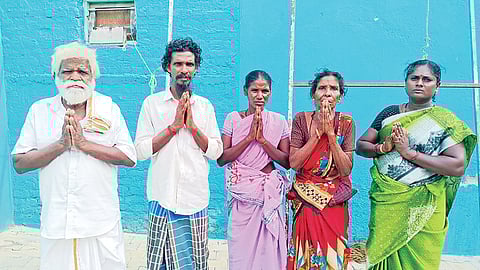 (second from left) Masi, his wife Govindhammal and his mother, standing along with the village
heads of Konai village, Gingee, Villupuram