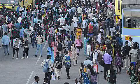 Crowds waiting for Bus in Chennai