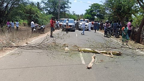Kaikatti-Puthanatham Road blocked by voters on Thursday