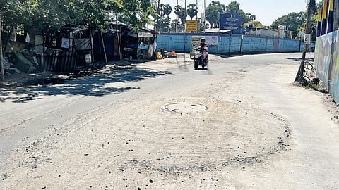 The inclinated structure of the manhole in the middle of Moolachatram Main road