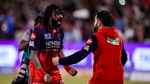 Krunal Pandya (L), Virat Kohli (R)