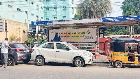 Cars obstructing the Ameer Mahal bus stop
