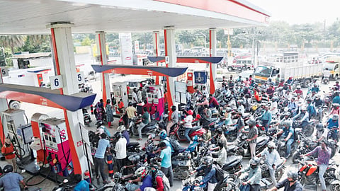 People are rushing towards petrol bunks in fill in advance