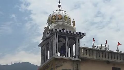 The gurudwara is located in Nagrasu, between Rudraprayag and Gauchar, and used by Sikh pilgrims traveling to and from Hemkund Sahib