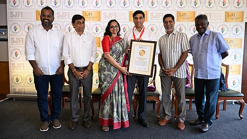 Viswanathan Anand (C) receives the Sports Journalists' Federation of India medal