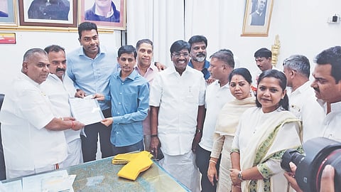 CM Vijay’s political advisor John Arokiasamy, TVK ministers hand over an invitation to the new TNCC chief Manickam Tagore