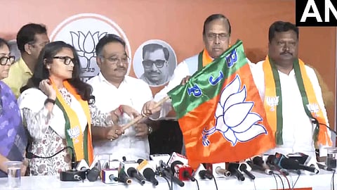 Samik Bhattacharya welcomed Sushmita Dev, Sukhendu Sekhar Ray and Prakash Chik Baraik by presenting them with BJP flags during a programme attended by senior State leaders at the party’s Salt Lake office.