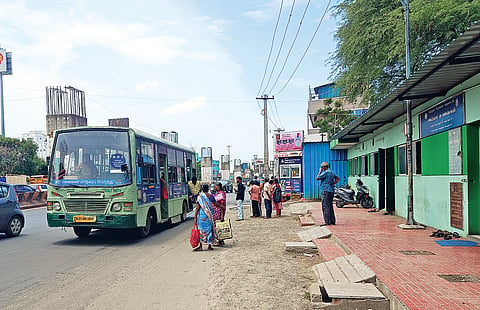 Passengers take temporary refuge at nearby shops and Amma Unavagam while waiting for buses on Poonamallee High Road along the Koyambedu-Maduravoyal stretch