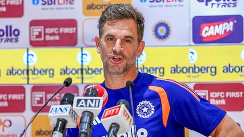Assisiant coach Ryan ten Doeschate