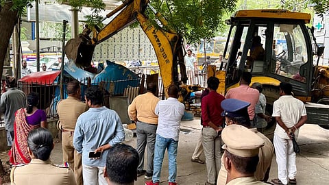According to the civic body, the enforcement drive was carried out in Ward 61 of the Royapuram Zone to clear footpath encroachments that had been obstructing pedestrian movement in the designated non-vending zone.