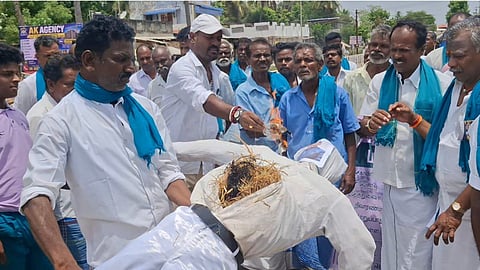 Farmers burning effigy of Karnataka CM in Thanjavur on July 21.