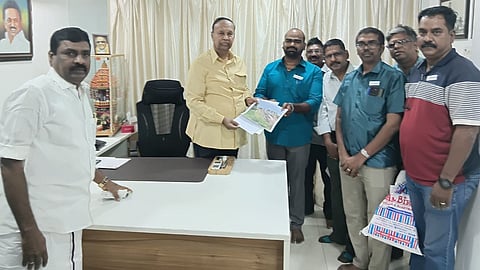 Sriperumbudur MP TR Baalu with Ambattur Rail Commuters Welfare Association members.