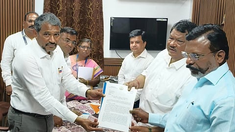 State minister Vanni Arasu and VCK chief Thol Thirumavalavan submitting a memorandum to Union Tribal Affairs Minister Jual Oram in Coimbatore on Sunday