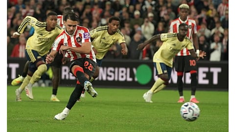Arsenal goes clear on top of the Premier League, Liverpool and Chelsea stumble