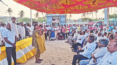 A resident of Nambikai Nagar addresses the crowd at Sreenivasapuram beach