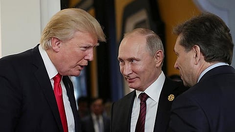 US President Trump and Russian President Putin talk during a break session of the APEC summit