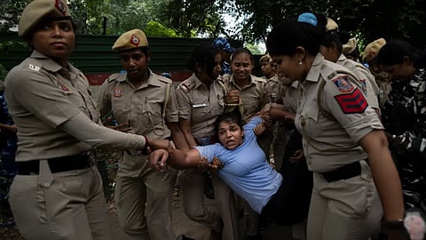 SFI members show bruises, recount 'assault' by police during anti-SIR protests; allege sexual harassment