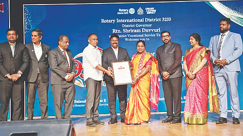 IT Minister R Kumar distributing the awards at a function held at Guru Nanak College, Velachery