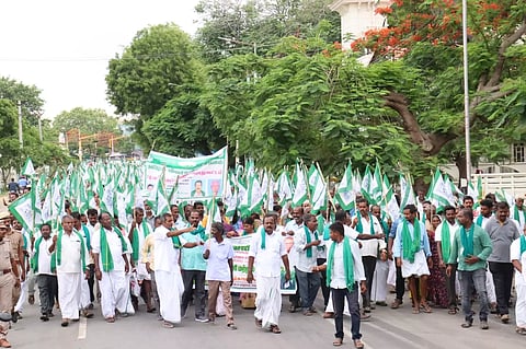 Farmers marching from Ranipet RDO’s office to Muthukadai, venue of annual conference