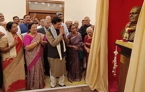 Union Minister Piyush Goyal unveiling the bust of first finance minister RK Shanmukham Chetty in Coimbatore on Thursday