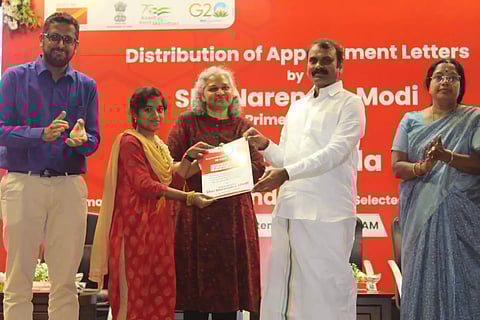 Union Minister L Murugan handing over an appointment letter Coimbatore on Tuesday