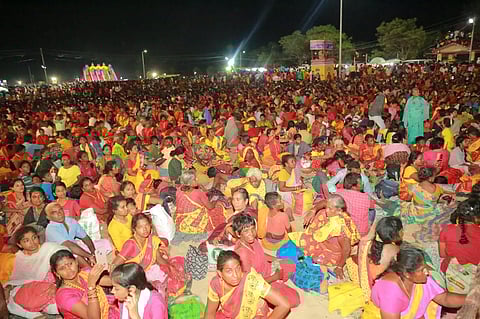 Devotees witnessing ‘Soorasamharam’ by Goddess Mutharamman on Dasara at Kulasekarapattinam in Thoothukudi (File photo)