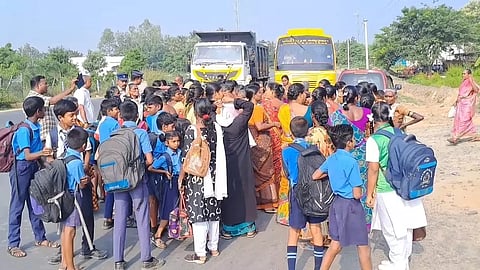 Women and school-going kids block road in Melacheri demanding buses halt at bus stop
