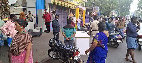 Depositors block road, ransack chit fund office for defaulting in Cheyyar
