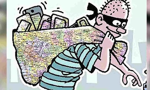 Thief jumps into farm well to escape; caught, thrashed and handed to cop