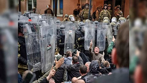 Kosovo Force (KFOR) soldiers clash with local Kosovo Serb protesters in the town of Zvecan (Photo: Reuters)