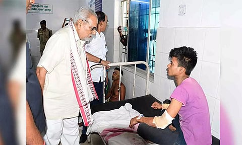 Odisha Governor Ganeshi Lal with injured (Photo - ANI)