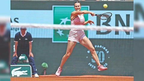 Aryna Sabalenka hits a return to Elina Svitolina